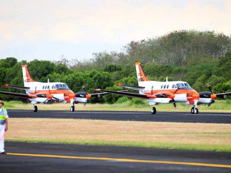 两架TC-90飞抵菲律宾阿拉诺海军基地