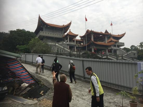 “文化局长”陈文彬等人到基地勘察(该图片来源:“自由电子报”)
