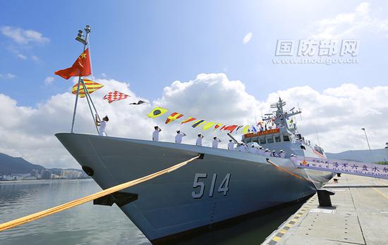 3月31日上午，六盘水舰官兵举行升旗仪式，标志着该舰正式加入人民海军战斗序列。薛成清摄