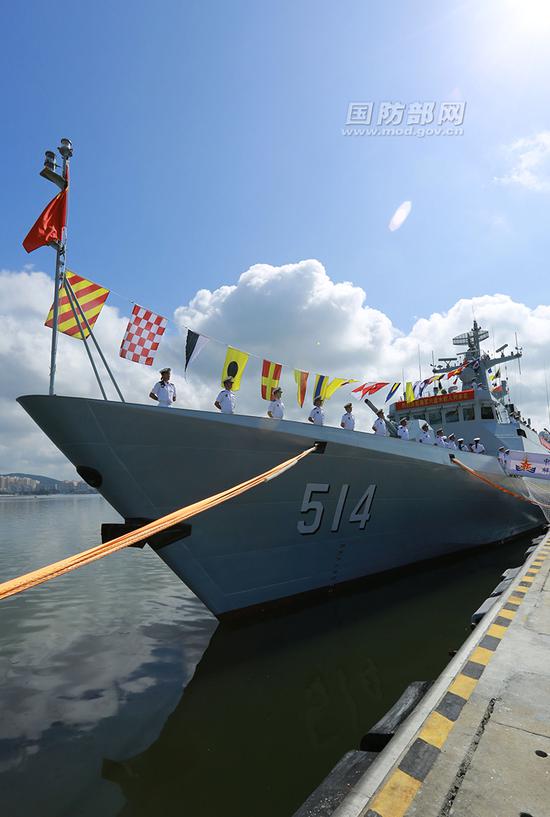 3月31日上午，六盘水舰官兵举行升旗仪式，标志着该舰正式加入人民海军战斗序列。薛成清摄