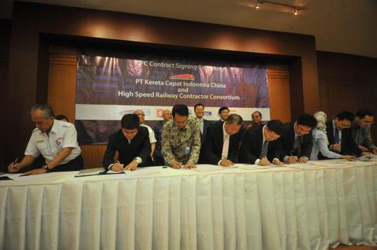 4月4日，在印度尼西亚首都雅加达，中印尼双方代表在签署雅万高铁总承包合同。新华社发