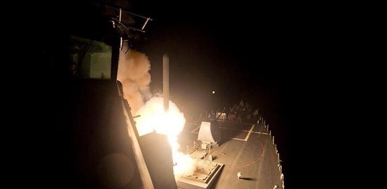 美军驱逐舰向叙利亚发射巡航导弹画面