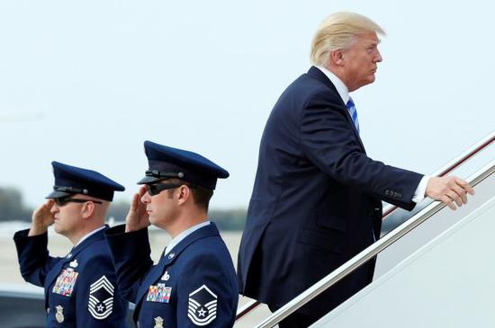 特朗普13日登上“空军一号”准备前往佛罗里达州度假(路透社)