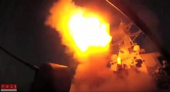 图为网络上公开的美军战舰向叙利亚发射战斧导弹视频截图。