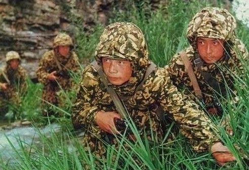 一般来说，大家对朝鲜特种部队的印象是这样的……穿着二战风格满满的苏式迷彩斗篷，端着传家宝AK-47