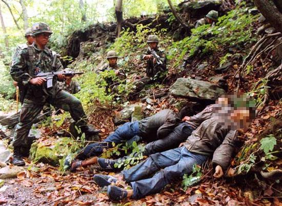 在和韩军交火中身亡的朝鲜士兵