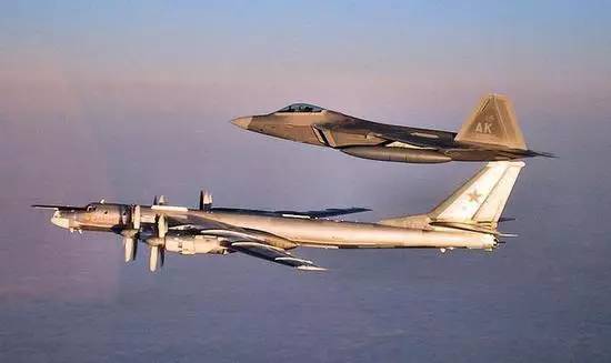 美军出动F-22拦截逼近阿拉斯加的图-95轰炸机