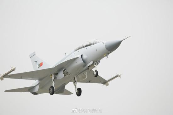 枭龙双座战斗教练机在成都首飞成功