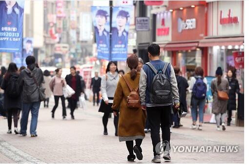 中国赴韩游客近期显著减少。图为今年3月，首尔著名购物区明洞的游客数量明显不如以往。（韩联社）