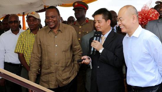 乌胡鲁·肯雅塔(左三)在视察铁路建设