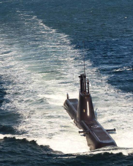 当前,韩国海军最先进的KSS-2型常规潜艇,系德国214型AIP潜艇特许生产版本,水下排水量2400吨。截止2016年底,该级潜艇已服役6艘,在建3艘