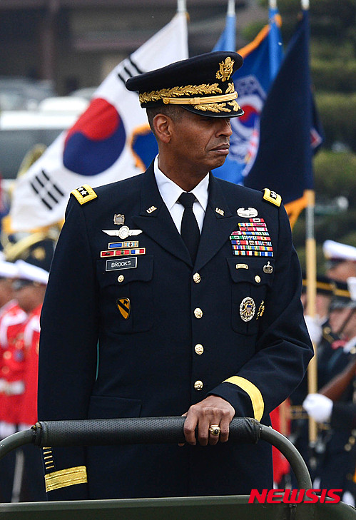 去年8月走马上任的驻韩美军司令文森特·布鲁克斯上将,曾长期服役于第1骑兵师,他也是50余万“大韩民国国军”的最高指挥官