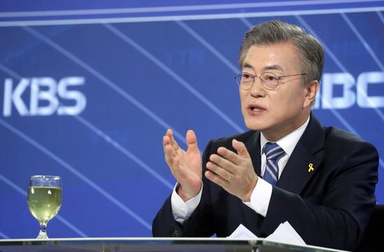 韩国总统候选人文在寅,目前他的支持率高达40%,当选希望颇大。此前,他曾一再表示:“在当前政治形势下部署萨德系统并不合适”