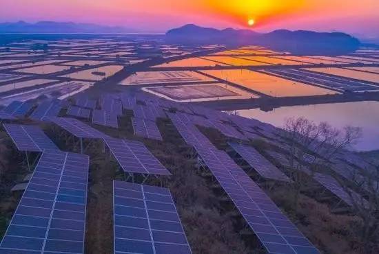 资料图片：夕阳余晖洒落在浙江省宁海县越溪乡光伏发电场的太阳能电池板上。