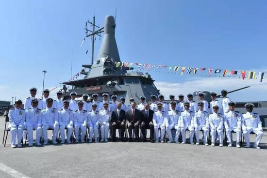 “独立”级巡逻舰在新加坡海军成立50周年当天服役现场