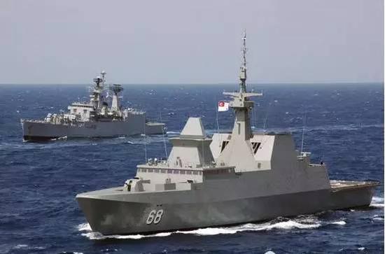 新加坡海军的舰艇与印度舰艇进行编队反潜演习