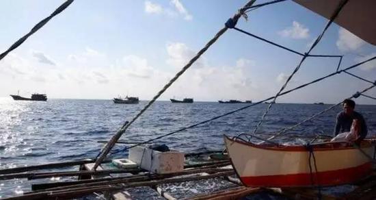 资料图：中菲渔船在黄岩岛海域共同捕鱼