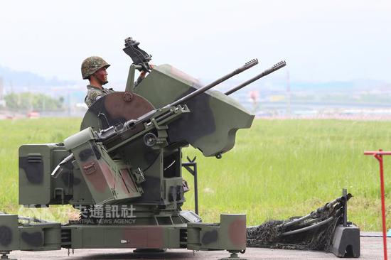 台空军防空炮兵营模拟解放军战机空袭台北松山机场，台军官兵营运用20机炮对空警戒。