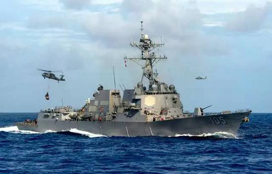 这次挑战美济礁的美军“杜威号驱逐舰正在接受补给”