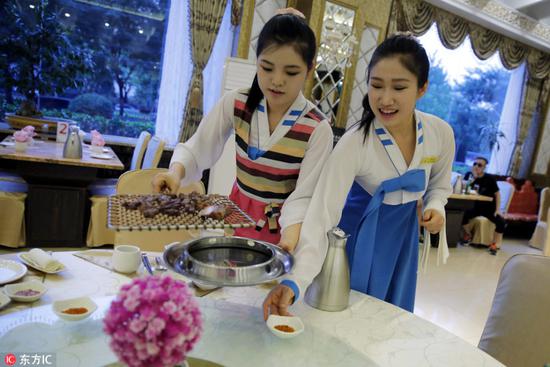 中国北京，一家朝鲜餐厅内，正在上菜的服务员。