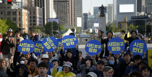 　　韩国民众在首尔光化门广场参加反对部署“萨德”集会。新华社记者姚琪琳摄