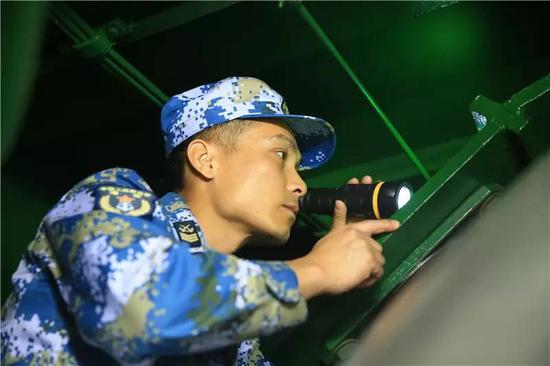 巡检中肖海生摸排到每一根管路、每一个螺钉,保证万无一失