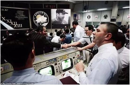 资料图：1970年“阿波罗13号”完成任务时，NASA任务中心一片欢乐景象。