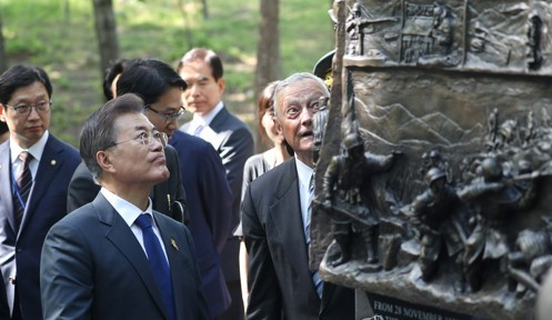 6月28日下午，在美国弗吉尼亚州的长津湖战役纪念碑，韩国总统文在寅（左）正在倾听纪念碑讲解。