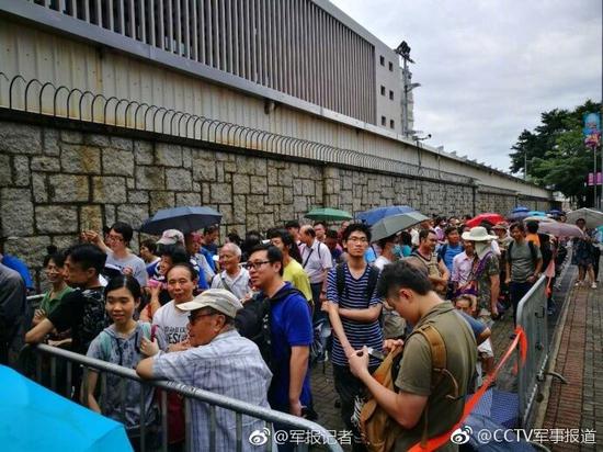 香港市民通宵排队等待领票