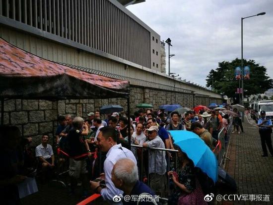 香港市民通宵排队等待领票