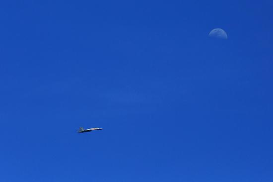 这张图，小编并不想说飞机本身，而是想说这张照片的构图堪称完美，飞机，月亮都处在最完美的位置上，干干净净却又美不胜收