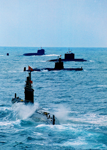 资料图片：中国海军核潜艇与常规潜艇大洋练兵。新华社发