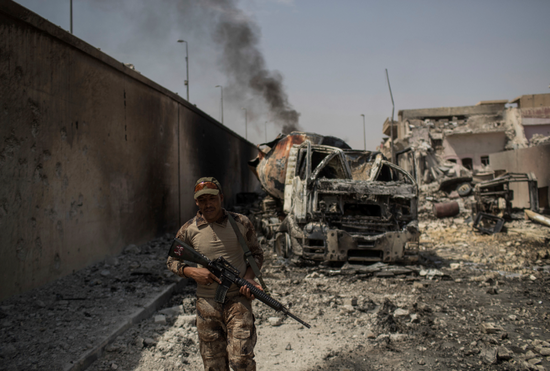 伊拉克政府军在摩苏尔与伊斯兰国奋战。美联社
