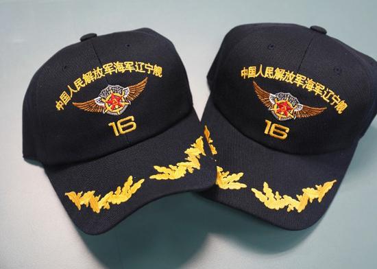 辽宁舰军方纪念品热销 香港大叔登船先抢购歼