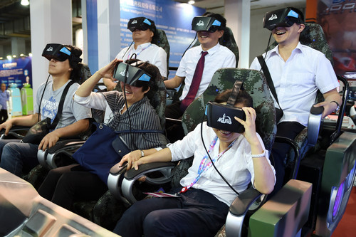 资料图：2017年6月8日，参观者在科博会上体验虚拟现实设备。新华社记者 鞠焕宗 摄