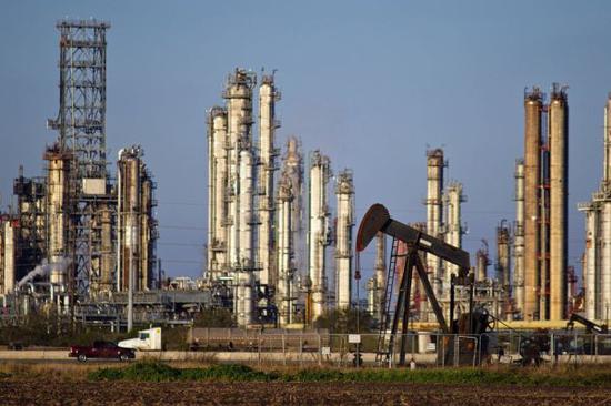 资料图：美国得克萨斯州一家炼油厂。（美国《华尔街日报》网站）