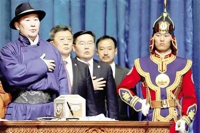 7月10日，蒙古国新总统巴特图勒嘎(前左)在首都乌兰巴托国家宫宣誓就职。