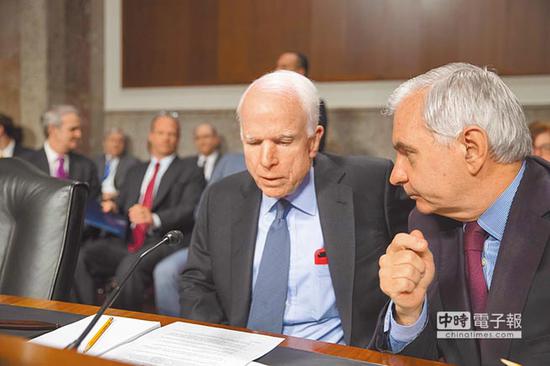 图为美参院军事委员会主席马侃(左)在讨论法案内容