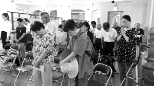 史实展开幕式上,全场起立为南京大屠杀死难者默哀