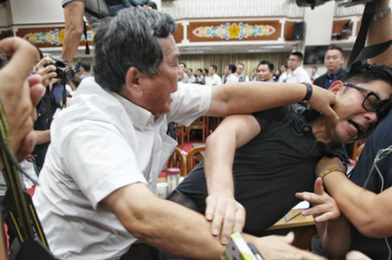 民进党“立委”掐国民党“立委”脖子。