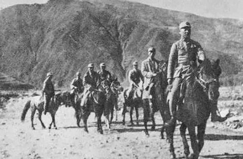 抗战初期，行军途中的八路军115师师长林彪（最前方骑马者）。