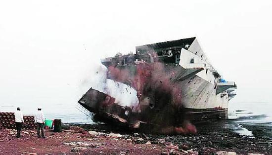 资料图：印度拆除首艘航母“维克兰特”号