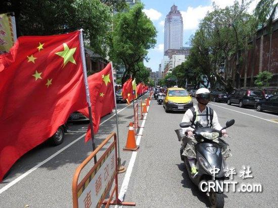 台湾“统派”今早在台“立法院”外扎营,将一旁的青岛东路一侧布置满五星红旗及各种标语。(图片来源:香港中评社)