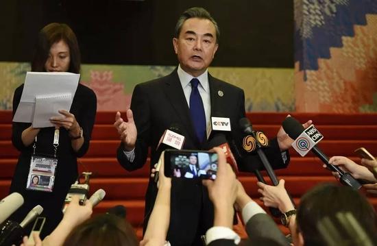8月6日,中国外交部长王毅在菲律宾马尼拉出席中国-东盟外长会后,举行中外媒体吹风会。