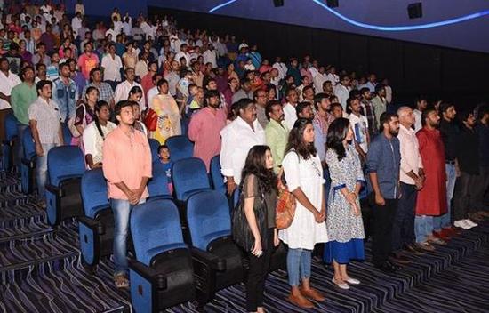 印度民众在看电影前起立奏国歌