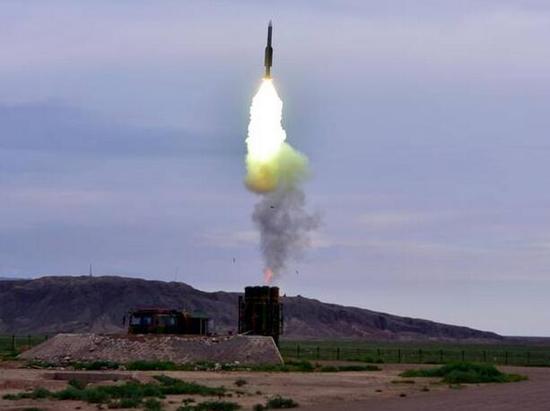 我军新型红旗16B防空导弹亮相 可70公里外击