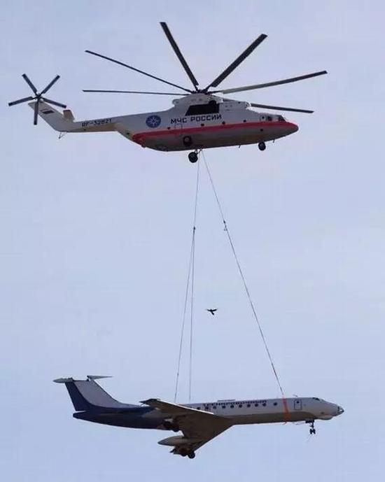 米-26能够吊运一架客机
