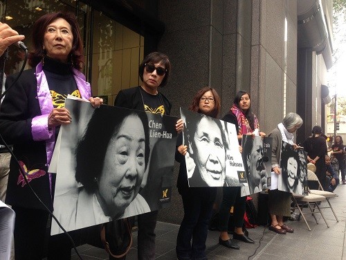 资料图：美国旧金山民众集会要求日本政府就“慰安妇”问题道歉。8月14日，在美国旧金山，人们在集会上举着“慰安妇”照片。新华社记者徐勇摄