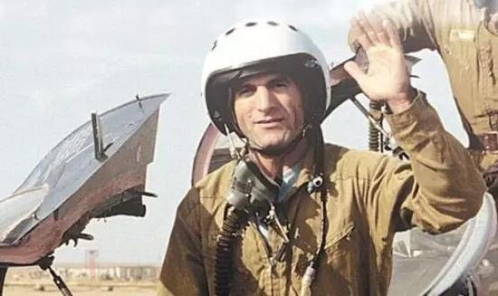 △Magomed Tolboyev现年68岁，是苏联时期的功勋试飞员，少将军衔。飞行了包括米格-25/29/31、苏-27/30的等机型，对苏-27颇有心得，曾两次成功迫降。退役后，他加入国家杜马从政