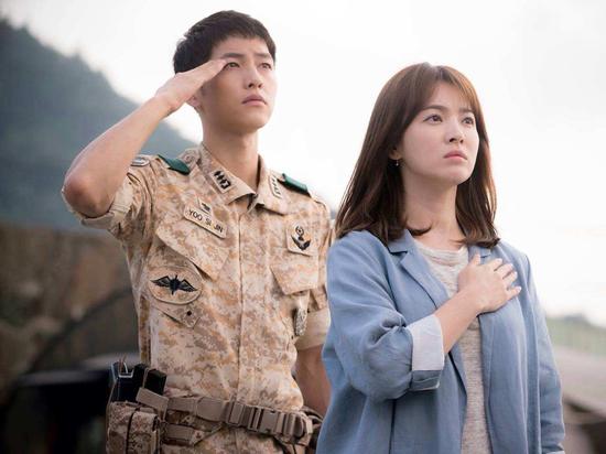 因《太阳的后裔》而大火的宋仲基2013年8月入伍,是韩国取消演艺兵之后服役的第一位明星。